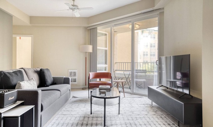 San Bruno Apartamento | Sunny San Bruno 2BR w/ Pool, W/D, Gym, walk to YouTube, by Blueground
