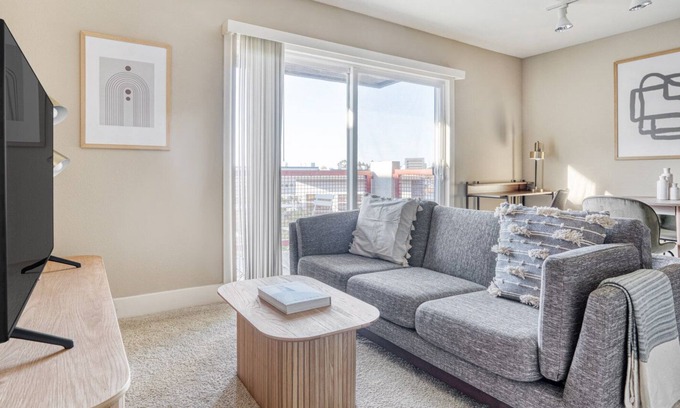 East San Mateo Apartamento | Sunny San Mateo 1BR w/ Pool, Gym & W/D, near WF & highways, by Blueground
