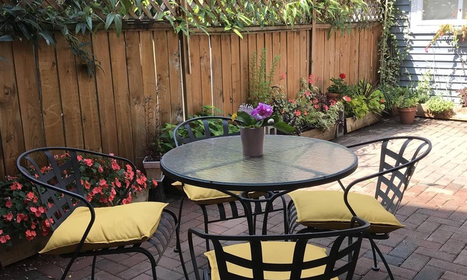 Grandview-Woodland Apartamento | Suite soleada y espaciosa de un dormitorio con jardín