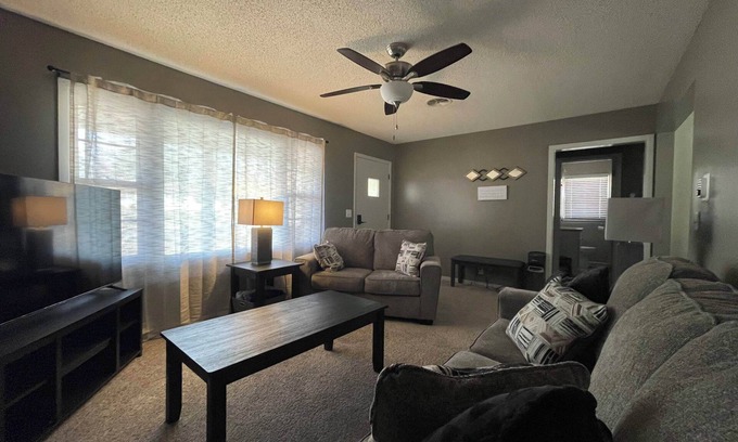 Hebron Casa | Sunny Stay on Memorial