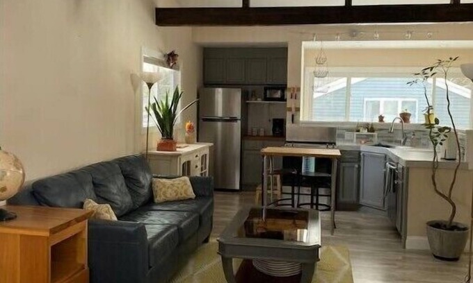Athens Apartamento | Sunny studio apartment close to everything.