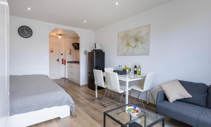 Wijk aan Zee Apartamento | Sunny Studio - Only 5-Min Walk to Sea & Dunes