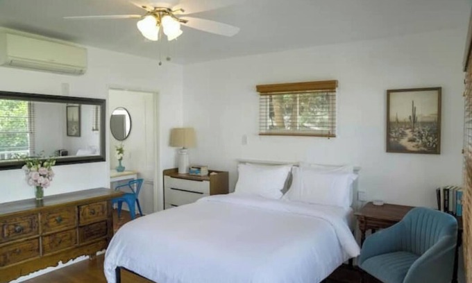 North of Wilshire Apartamento | Sunny Studio - Walk to Shops & Dining - D