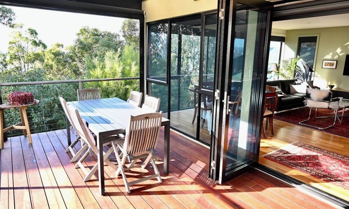 West Launceston Casa | Sunny treetop retreat with stunning views of the city and mountains