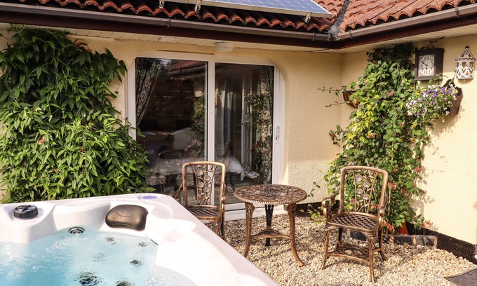 Goxhill Cabaña | SUNNYSIDE, with hot tub in Barrow-Upon-Humber