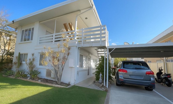Surfers Paradise Apartamento | Sunrise Apt 3 · Bright 1BR · Upstairs · Pool View