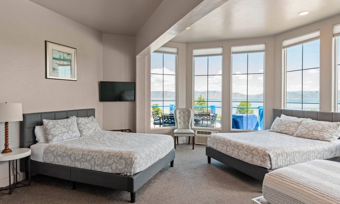 Harbor Village Hotel | Sunrise Resort Room #204 | 2 Bed, 1 Futon, 1 Bath