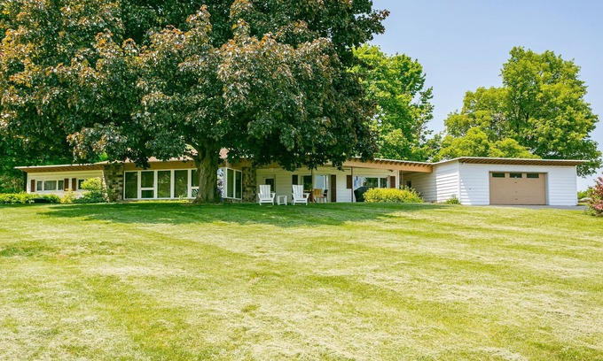 Geneva Casa | Sunrises over Seneca. Walk to local wineries. Pet Friendly. It's Perfect!