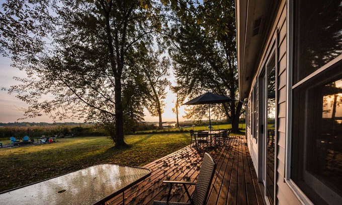 Wyoming Cabina | Sunset Bay - Experience Stunning Sunsets on Coon Lake - Charming 2 Bedroom House