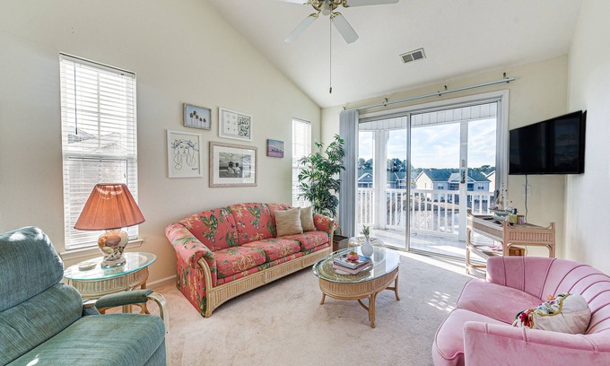 Sunset Beach Condominio | Sunset Beach Condo w/ Balcony, 5 Mi to the Ocean!