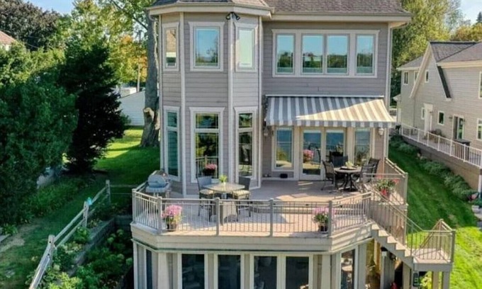 Okauchee Casa | Sunset Cove Lake Home: Spacious 4BR/4 BA & Hot Tub