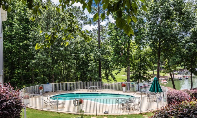 Dadeville Condominio | Sunset Cove on Lake Martin!