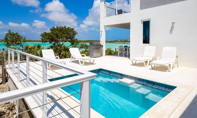 Discovery Bay Villa | Unbelievable Sunsets - 3 Bedroom Villa on Turtle Lake