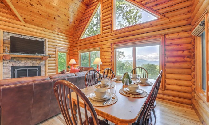 Sylva Cabina | Sunset & Mountain Views: Scenic Sylva Log Cabin!