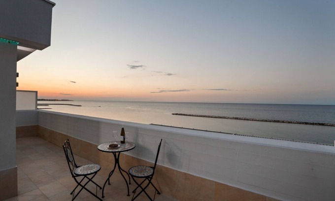 Municipio 3 Apartamento | Sunset over the sea Bari Apartment in airport area