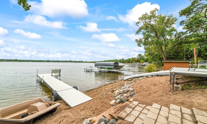 Big Lake Cabina | Sunset Retreat 4 Seasons Lake Home - Pedal Boat, Canoe & Kayak