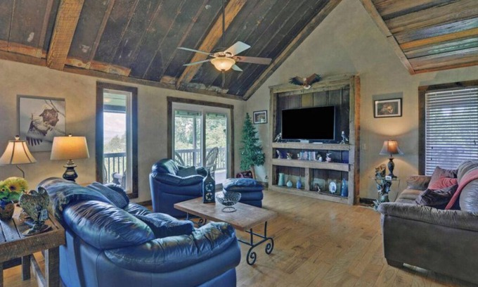 East Ellijay Cabina | Sunset & Starry Retreat - Hot Tub, Game Room, Fire Pit, Pet Friendly
