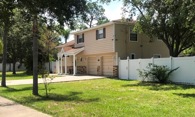 Tarpon Springs Apartamento | SUNSET STUDIO - Bellamente decorado y .6 millas de la playa - ¡Este es el paraíso!