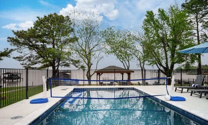 Gun Barrel City Casa | Sunset Swim Lake Front Home Pool, Hot Tub