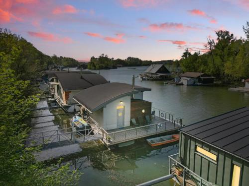 Rusovce Casa | Sunset view Housboat with sundeck,AC&Heating
