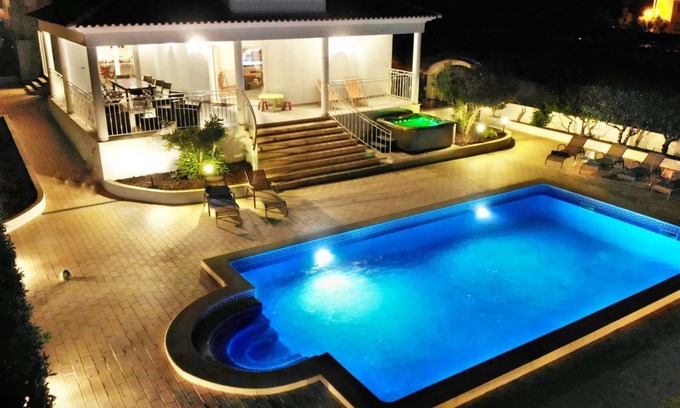 Olhos D'Agua Villa | ¡Impresionantes 5 suites, piscina climatizada y jacuzzi, sala de juegos, billar, gimnasio, cerca de la playa!