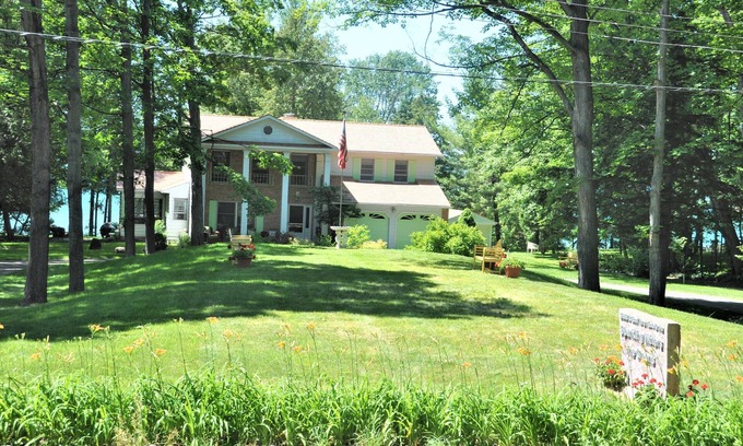 Clam River Casa | Impresionantes puestas de sol en 140 'Torch Lake Waterfront ~ Dock ~ Decking ~ Kayaks!