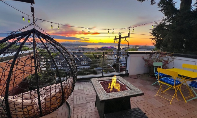 North Beacon Hill Casa | Sunsets, Mountains and Bay Magic, fire pit & BBQ oRooftop Delight!