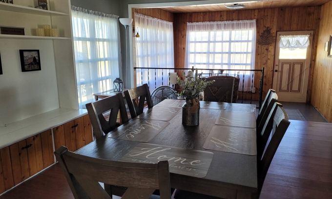 Andover Casa | Sunsets, Stars, Sleep near the Sheep. Centrally located to many rural towns.