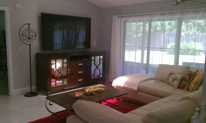 Boynton Beach Casa | Sunshine Haus - Clean & Quiet - Minutes to Beach or Shopping
