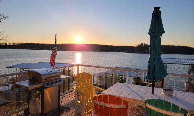 Gravois Mills Casa | Sunshine n' Dreams Lakefront Tropical Tiki Bar Hottub Lrg Dock Fire Pit Slps 14!