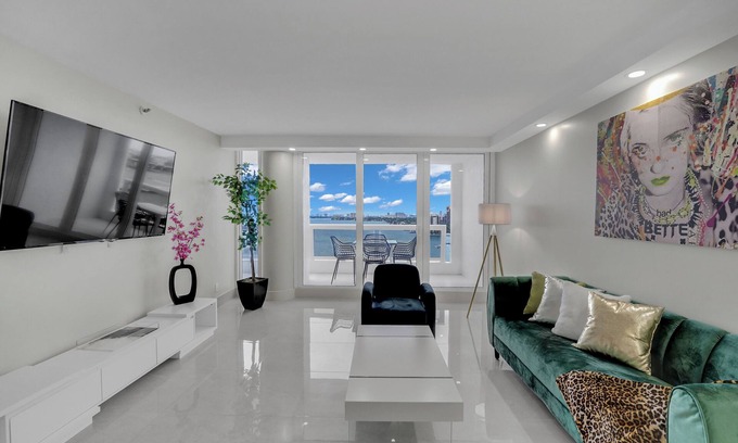 Edgewater Condominio | Supa-Fly! 2 bedroom, Fully Renovated, Direct Water Views!