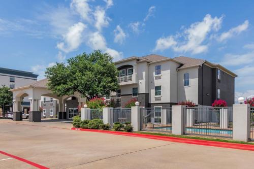 Fort Worth Hotel | Super 8 by Wyndham Fort Worth Stockyards