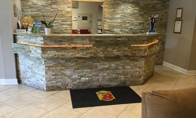 Seven Oaks Hotel | Super 8 by Wyndham Harbison/Parkridge Hospital