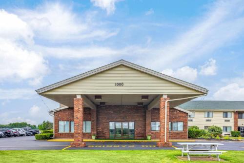Henrietta Hotel | Super 8 by Wyndham Henrietta/Rochester Area