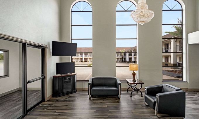 Northside Hotel | Super 8 by Wyndham Houston/Downtown/I-610