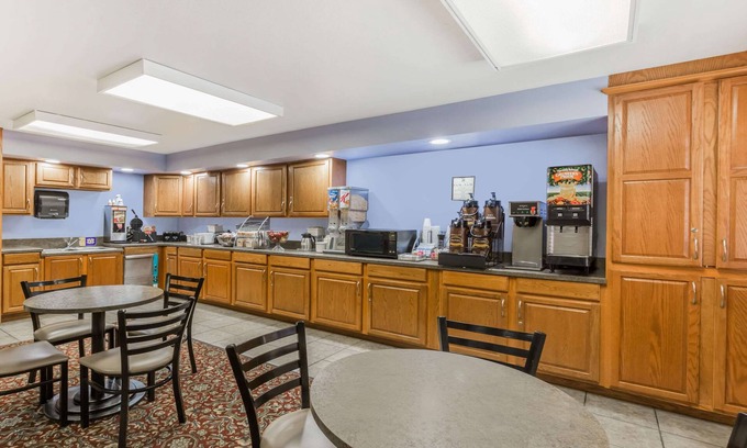 Manhattan Hotel | Super 8 by Wyndham Manhattan KS