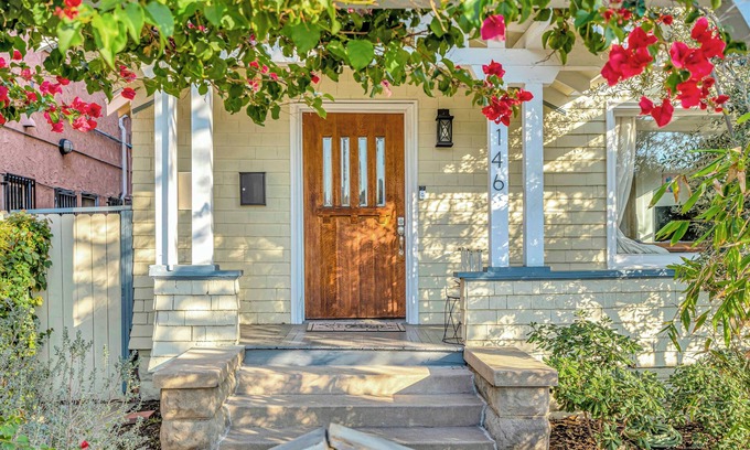 Willmore Casa | Super-Clean Bright & Big Private House w Huge Yard Near Beach, shopping + dining