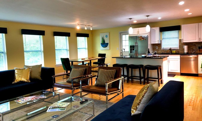 Wooded Estates Casa | Amplio plan abierto entretenido hogar - Corto paseo a ND!