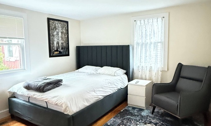 Oak Square Casa | super convenient 3-bedroom 2-bath house with Backyard in Boston