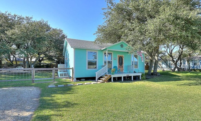 Fulton Casa | SUPER CUTE! COASTAL BEND COTTAGE! Book now-September, October, November dates!