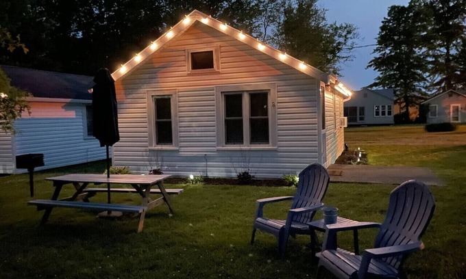Geneva-on-the-Lake Cabaña | Super Cute Classic Two Bedroom Lake Erie Cottage, walk to Strip and Beach