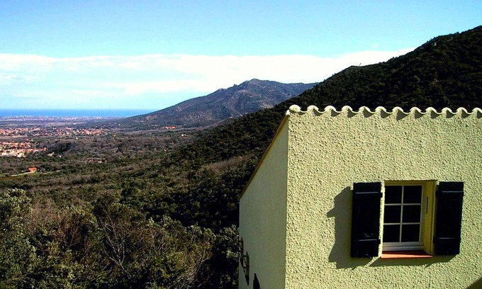 Laroque-des-Alberes Villa | Magnífica villa catalana con piscina privada y vistas impresionantes.