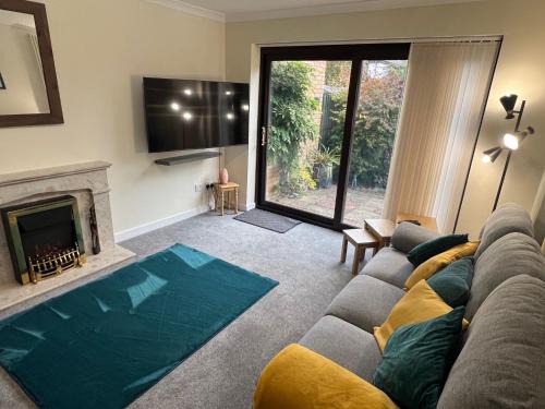 Milton Keynes Casa | Superb Comfy 2 Bed House, Responsive & Caring Hosts Free WiFi & Parking, Close to MK Centre, Train Station, Santander, Network Rail by Webbhill Stays