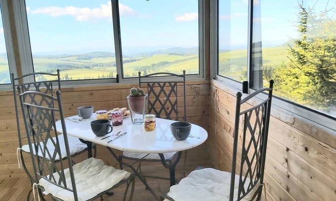 Besse-et-Saint-Anastaise Apartamento | Superb 52m2 apartment not overlooked with 25m2 loggia.