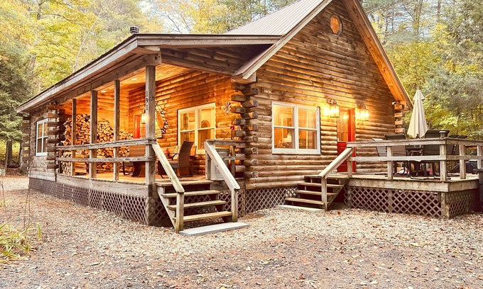 North Creek Cabina | Superb Nature Lodge 5 Minutes to Gore Mountain with Hot Tub, Firepit & Fireplace