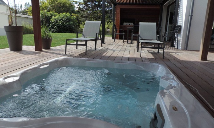 Penmarch Villa | Magnífica villa nueva con jacuzzi, en jardín cerrado.