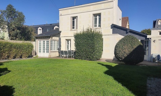 Deauville City Centre Villa | Magnífica villa con jardín en el centro de Deauville