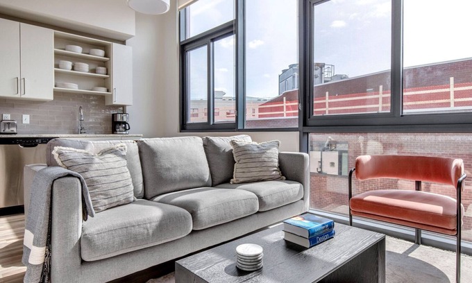 West End Apartamento | Superb West End 1BR w/ Rooftop Pool, Walk to Nightlife, by Blueground
