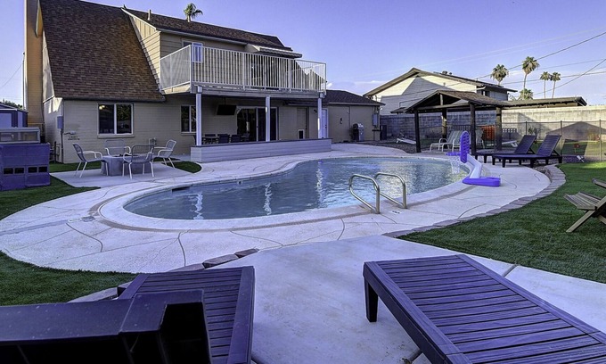 Park Scottsdale One Casa | Superhost, Arcade, Heated Pool, Golf putting, Fire pit