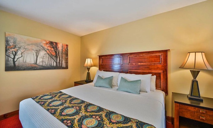 Milford Casa | Superior King, Tom Quick Inn, On-site Restaurant, Historic Milford Charm